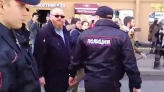 Милонов нападает на людей..
