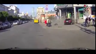 Audi сбивает пешехода