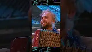 у Маринки под пальто 😂 