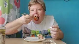 Роллы и зелёный чай с протеиновым батончиком