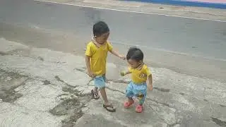 bermain di halaman rumah sore hari | kompak pake baju warna kuning.