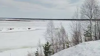 Печора 1 мая 2023 год. Лёд на реке и не думает двигаться.