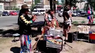 Индейцы Эквадора. Уличные музыканты.