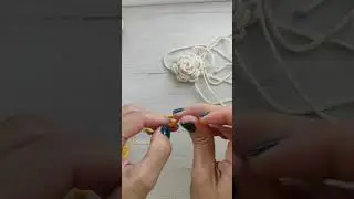 Чокер троянда в процесі