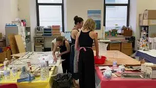 Процесс монтажа мозаичного панно из керамической плитки на основу из фанеры