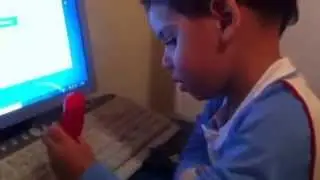 Meu filho de 3anos consertando computador