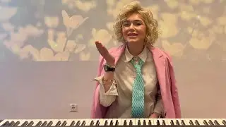 Історія про Дюймовочку в піснях.