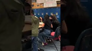 Ivanna hace shoeplay en ropa libre bajo la mesa en la escuela en clase de inglés 