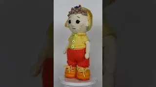 Малыш в костюме цыпленка