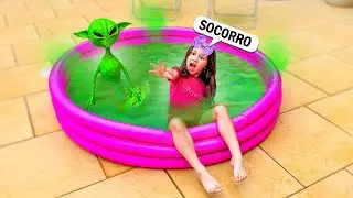 MY LITTLE SISTER FELL INTO THE ALIEN'S GREEN POOL AND GOT ​​STUCK!!