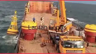 PROSES PEMASANGAN BOUY DI SELAT BALI