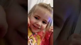 Диана на меня прыгает