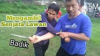 Mengambil Alih Senjata Lawan (Badik)