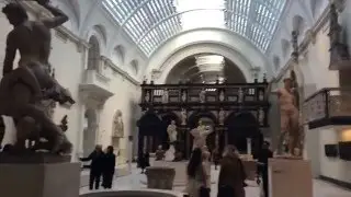 VLOG: Museum Fun & The 1975 | SophhBee