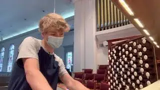 Playing the pipe organ