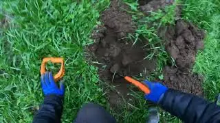 коп на поле когда то здесь стоял дом / куча железа / погода холодная ветрено