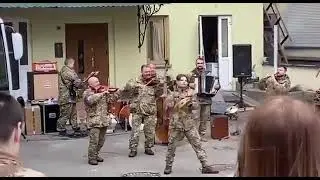 #StopWar Ukrainian soldiers DANCE & PLAY TRADITIONAL MUSIC in downtown Kyiv