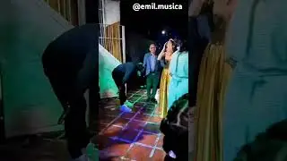 Tras un año sin verse, su hermano viajó desde Colombia a Venezuela para cantarle el vals
