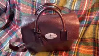 Mulberry ماذا يوجد في حقيبتي 2022 ماذا يوجد في حقيبتي قلم حبر دفتر تعليمات الكتابة مكياج نظارات