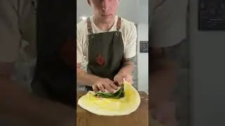 Ролл с яйцом и красной рыбой.