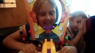 Играем в игру пирог в лицо .