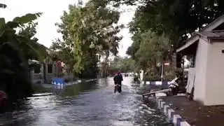 WOW !!! BANJIR NYA SEREM !!!