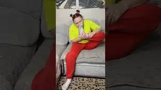 Носки свои нюхает!