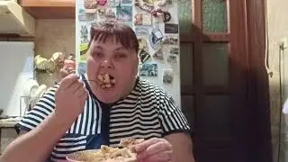 ем макароны с домашним кетчупом
