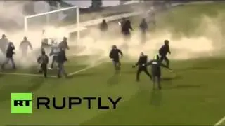 Grecia Aficionados saltan al campo para atacar a jugadores rivales con bengalas y sillas