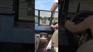 учимся управлять лодкой.