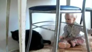 прикольное видео( кошки и дети)