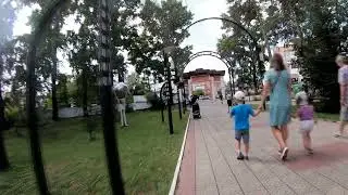 Максимально возможный маршрут по периметру парка, по грунтовым дорожкам, составил чуть более 1 км.