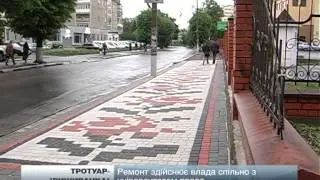 В Івано-Франківську один з тротуарів міста став схожим на вишиванку