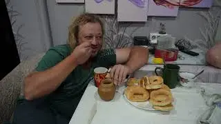 Сына ест калачи и хвалит маму 