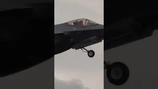 USAF 2 F35 LOW APPROACH