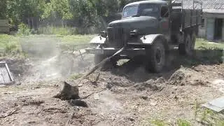 Машина ЗИЛ - 157. Пень не устоял.
