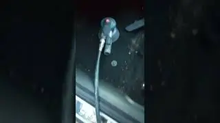 Удаляем въевшийся песок в обивку ковра автомобиля