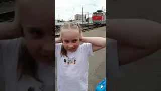 ПОЕЗД Baby SHARK гудок ПРИБЫВАЕТ на 1 путь