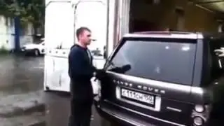 Чувак забыл ключи в машине 🙈 Слабонервным не смотреть!