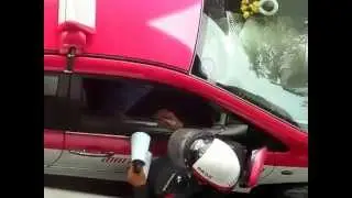 Полицейский берёт взятку.