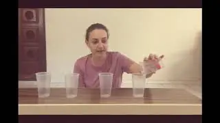 Brincadeira tampinha no copo.