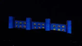 'Ilumina Ávila' homenajea a las caras de la pandemia ante la muralla de Ávila