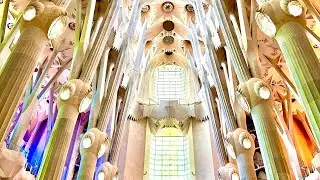 An amazing beautiful interior of Sagrada Familia/Đẹp tuyệt vời bên trong thánh đường Sagrada Familia