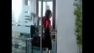 Donna che scoreggia in ufficio