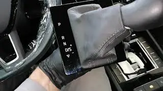 Replacing the DSG gearshift lever handle on a Skoda Superb 3.