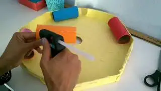 Joguinho para a psicomotricidade na educação  infantil feito de caixa de pizza.