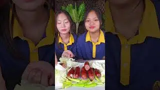 ใส้กรอกอิสาน แกล้มผักกรุบกรอบ