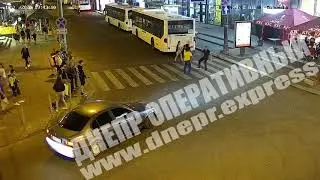 В центре Днепра трое парней подрались из-за девушки.