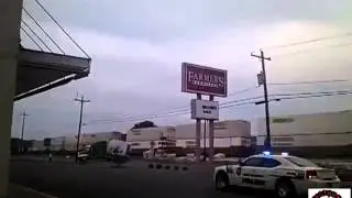 Поезд разрывает грузовик .Train crash
