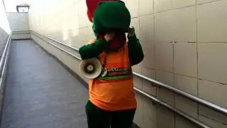 Динозаврик зажигает в метро!